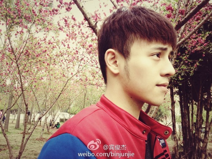 天空哥宾俊杰帅气照爱萌宠酷似倪安东