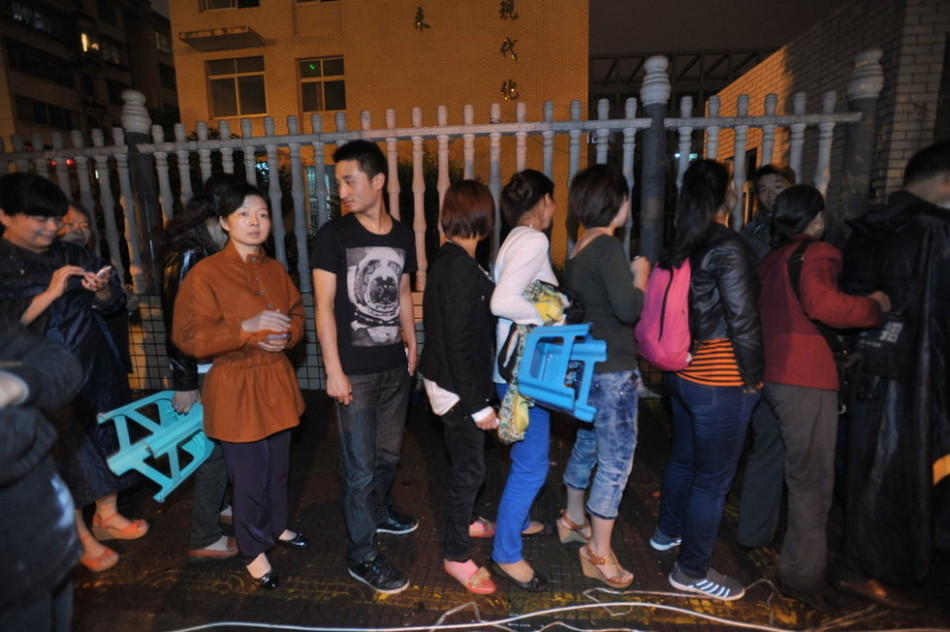 长沙一小学新生报名 200家长深夜排队