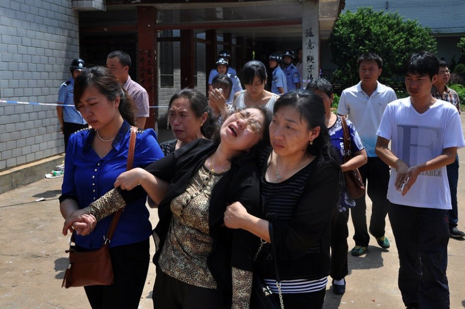 长沙坠井女孩杨丽君遗体确认母亲哭昏