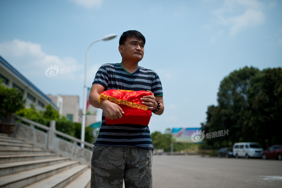 曾成杰子女领取骨灰收拾遗物