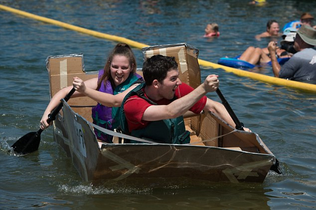 美举办纸板划船赛 各式纸船亮相