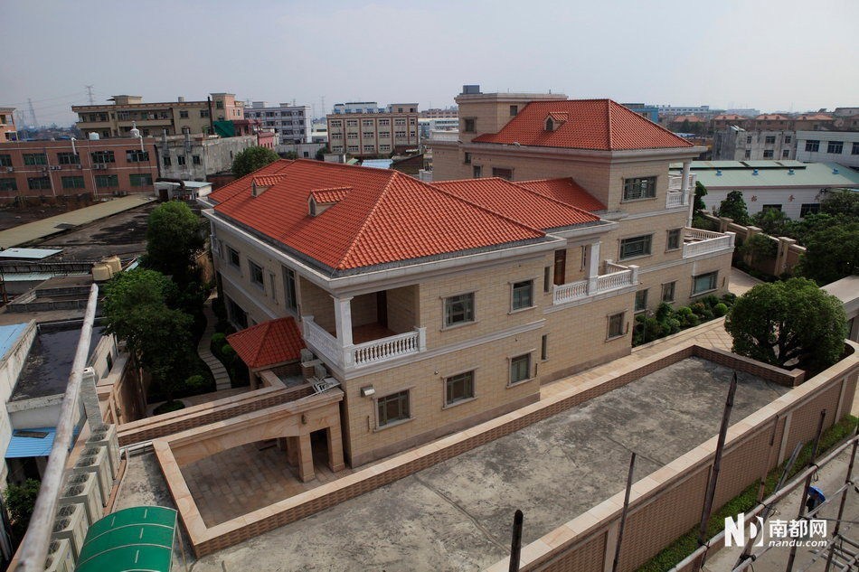 记者实拍东莞第一贪官2000平米住所