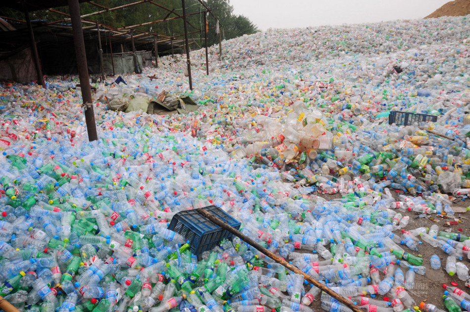 杭州西湖区回收站废饮料瓶堆成山