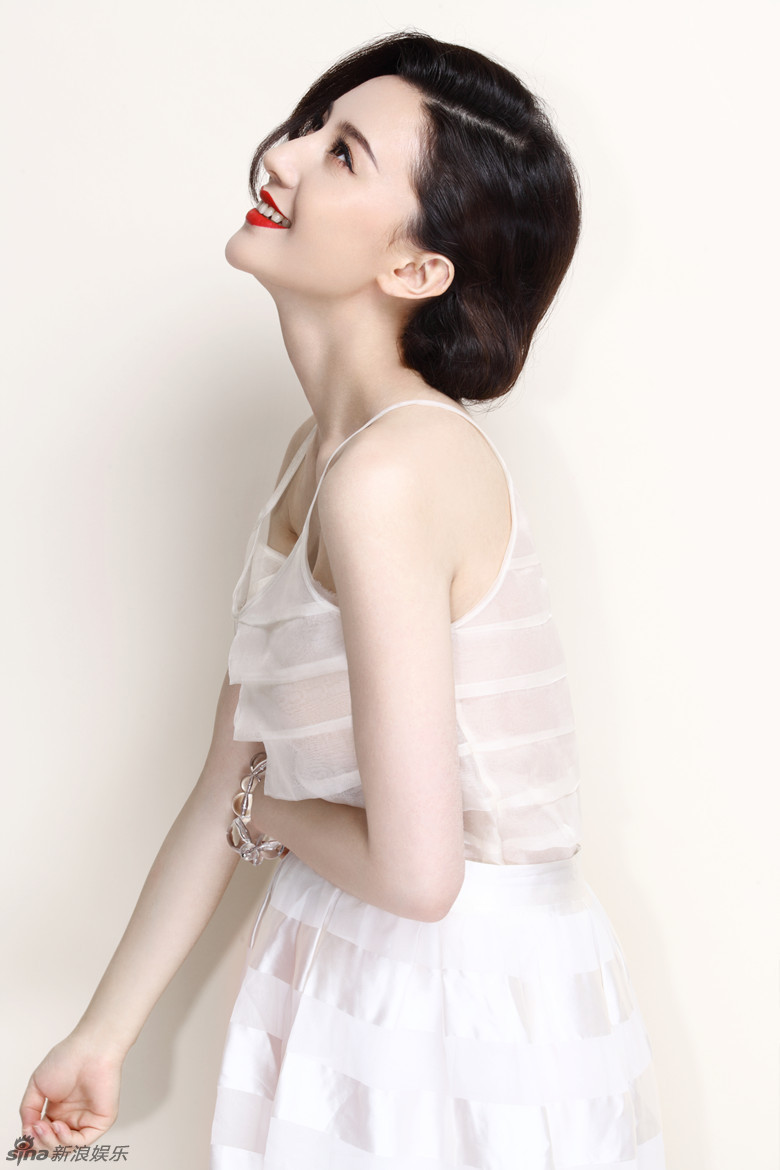 周庭伊性感写真 烈焰红唇尽显奢美华贵