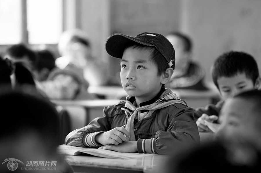 湖南9岁男孩撑起支离破碎的家