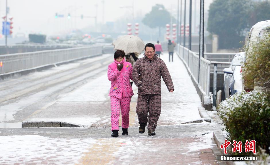 长沙迎马年首场降雪 民众着睡衣出行造型雷人