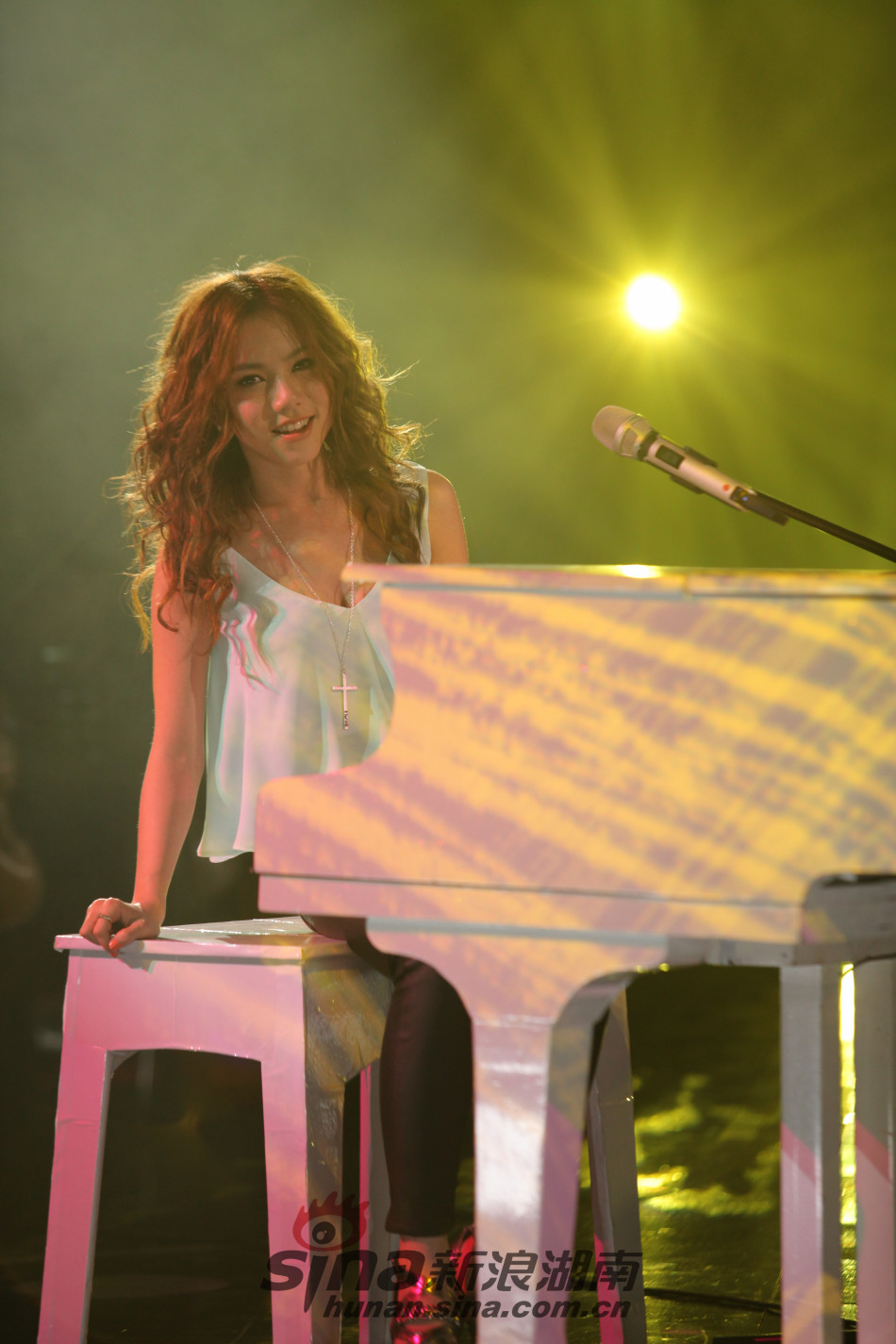 邓紫棋钢琴弹唱《falling》再现铁肺天籁,茜拉深情演绎《forever love