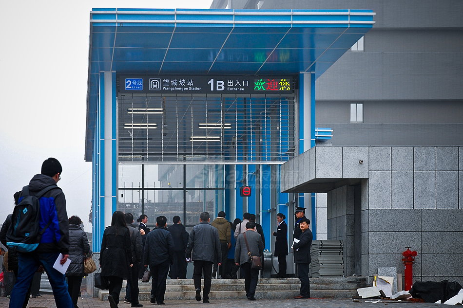 试乘长沙地铁2号线,途中参观了溁湾镇站,五一广场站,袁家岭站和光达站