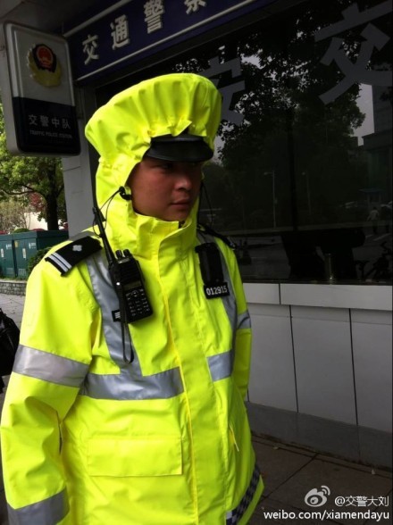 长沙交警执勤雨衣换装 反光防水增加能见度
