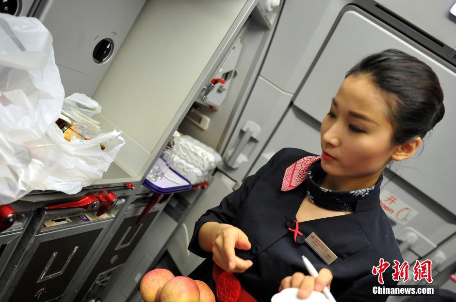 探秘美丽空姐日常工作 优雅背后是辛劳