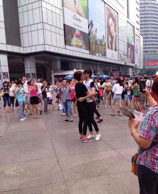 成都闹市街头举办男男接吻大赛引围观