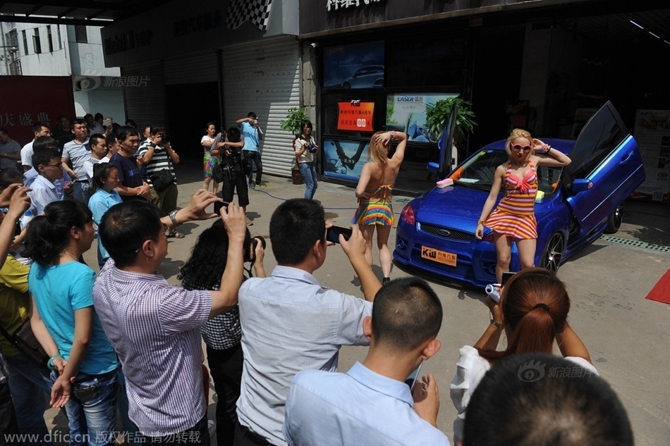 两名俄罗斯金发碧眼美女身着高跟鞋,比基尼,带墨镜洗车引爆现场