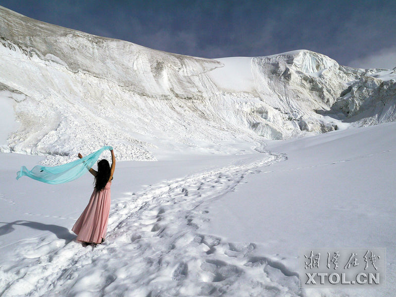 湘潭女子登川西高原海拔6168米雪山拍艺术照