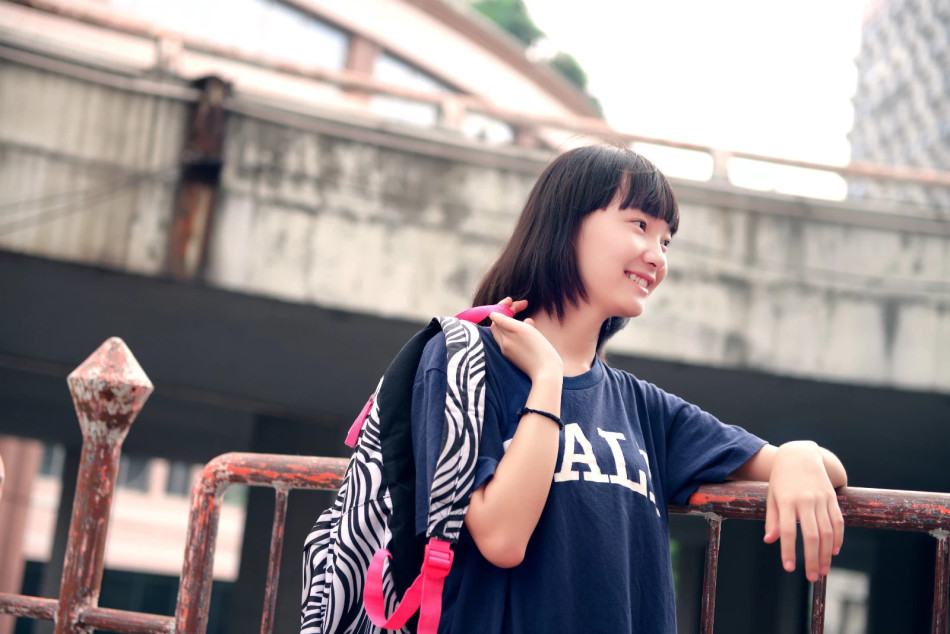 女生着雅礼校服走红 被赞长沙最美校服女神