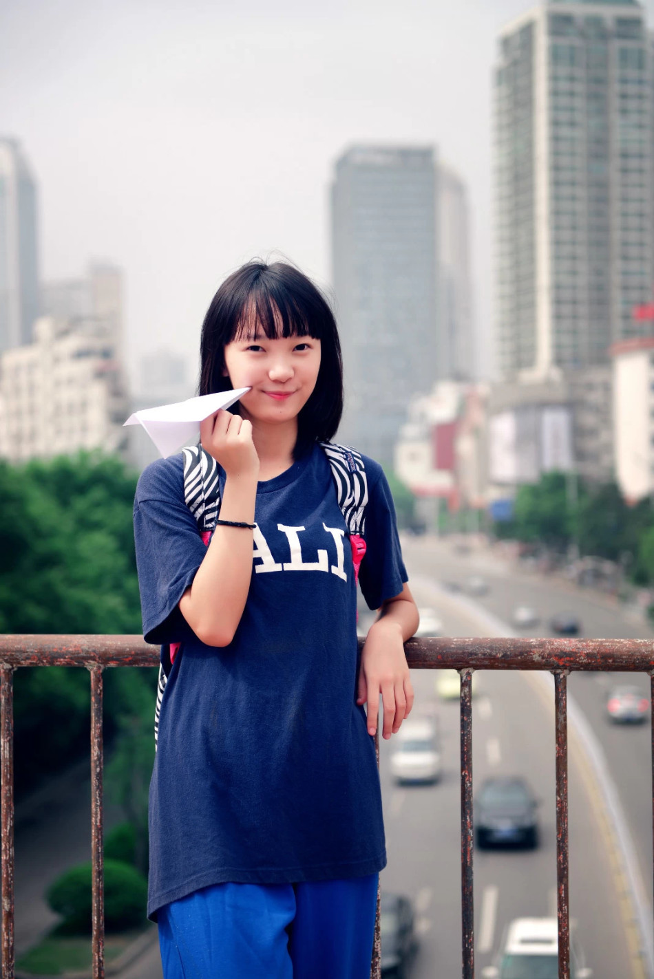 女生着雅礼校服走红 被赞长沙最美校服女神