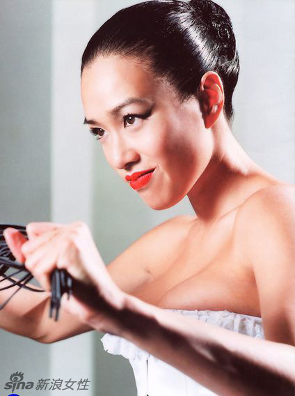 钟丽缇早年大尺度性感写真 手执皮鞭御姐范儿