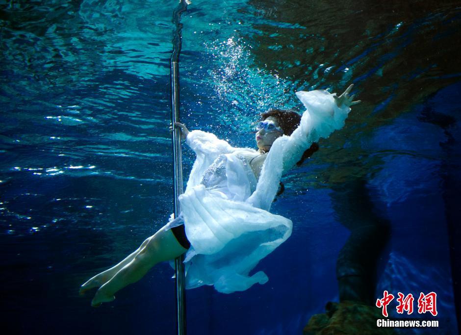 美女水中表演钢管舞 性感与梦幻相映成色