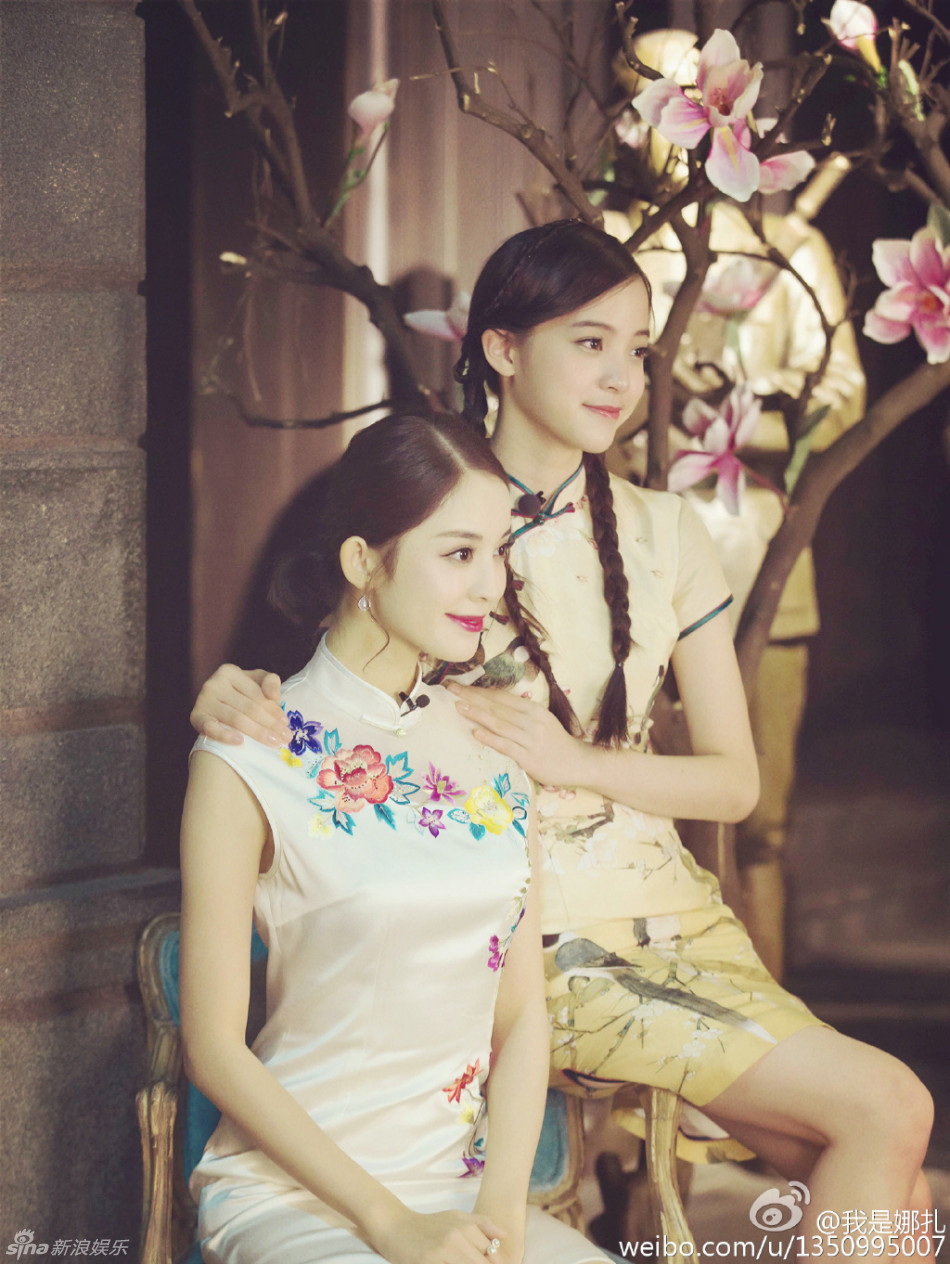 4 / 9 10月19日,娜扎晒出录制《偶像来了》时众女星着旗袍装的照片
