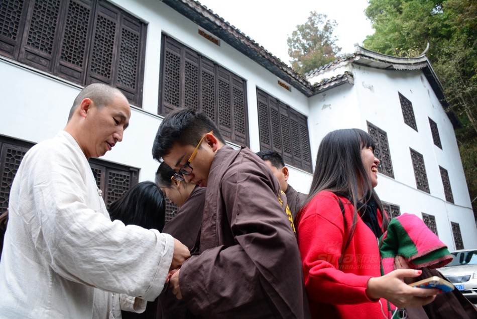 前往南岳福严寺体验寺庙禅修的24小时,与庙里的和尚们一同吃斋念佛,食