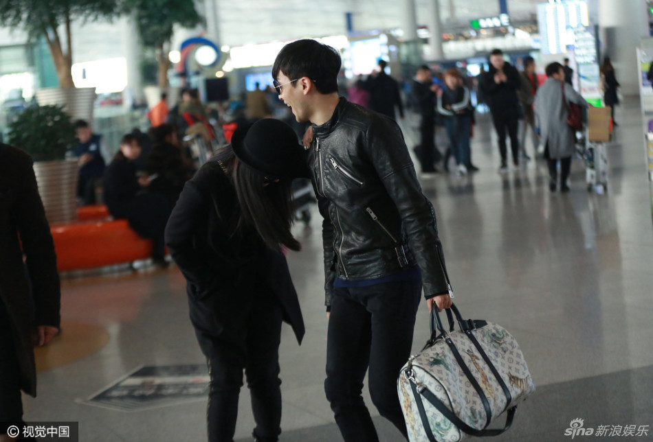 女友曝光?主持人沈凌和神秘女子亲密搂肩_高清图集_新浪网