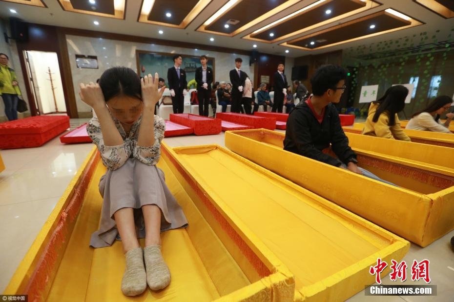 大学生躺进棺材盖上棺材盖体验死亡