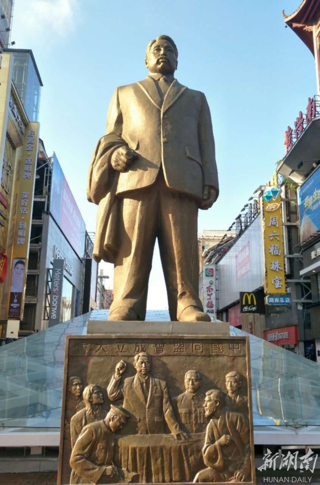 长沙黄兴路步行街黄兴铜像前. 李国辉 摄 来源:湖南日报新闻影像中心
