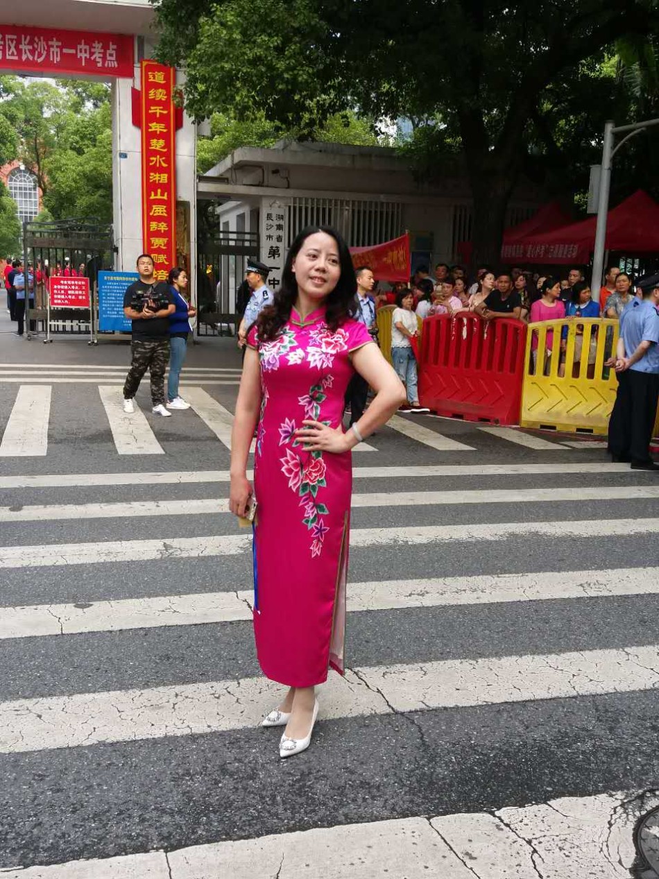 湖南考生妈妈为孩子穿旗袍寓意"旗开得胜"