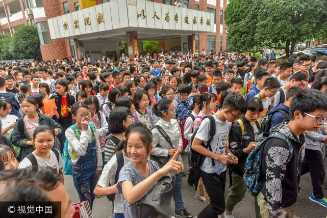 长沙中考首日:考生表情轻松走出考场