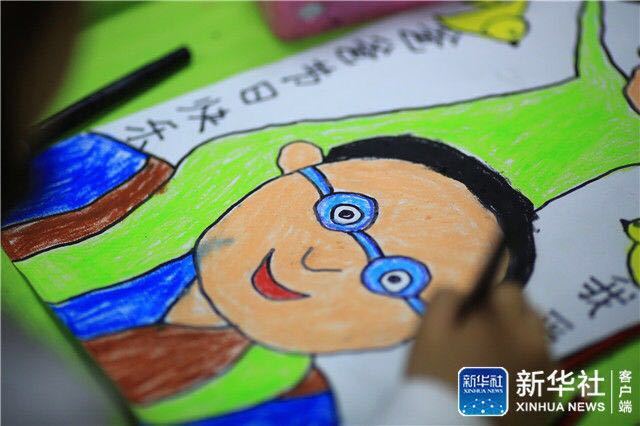 1父亲节 衡阳幼儿园小朋友为爸爸画像