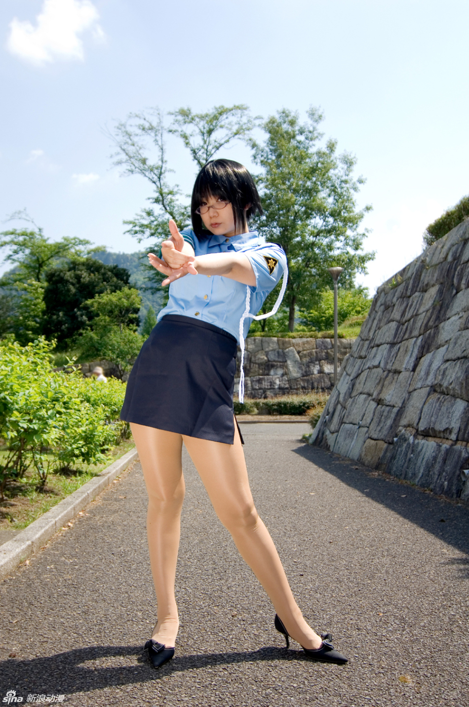 高叉制服眼镜巨乳,萌点满满的天然系警花成实唯~_高清图集_新浪网