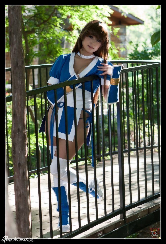 洋妞cos的死或生霞,吊带巨乳极有爱!