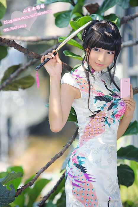 网络红模"小龙女彤彤"林柯彤今日发布了一组手机大片,写真中她身穿