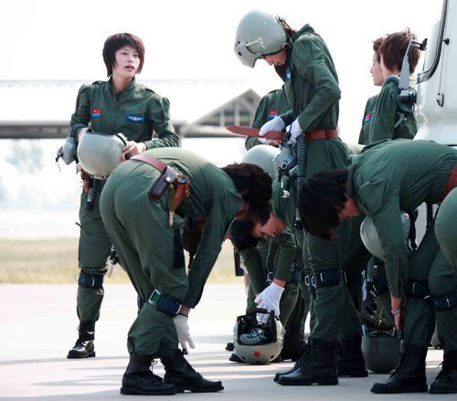 空军首批女歼击机飞行员英姿