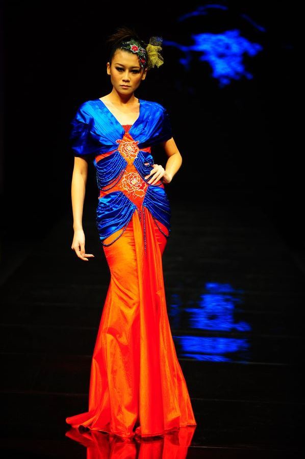 蓝橙补色的大胆运用