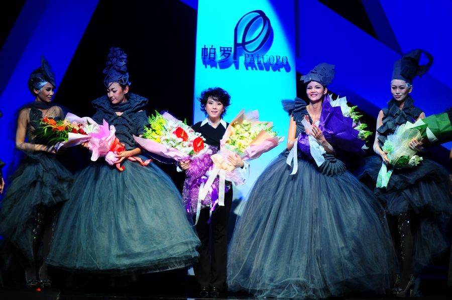 设计师刘芳携模特一同谢幕