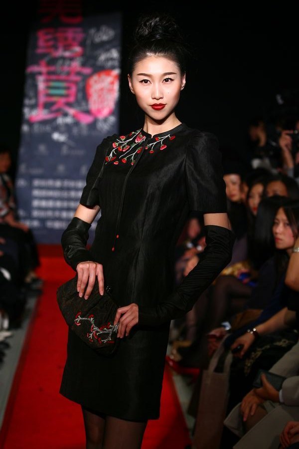 2009年11月5日晚,被称为时装界的"环保大师"和最中国的设计师梁子在旗