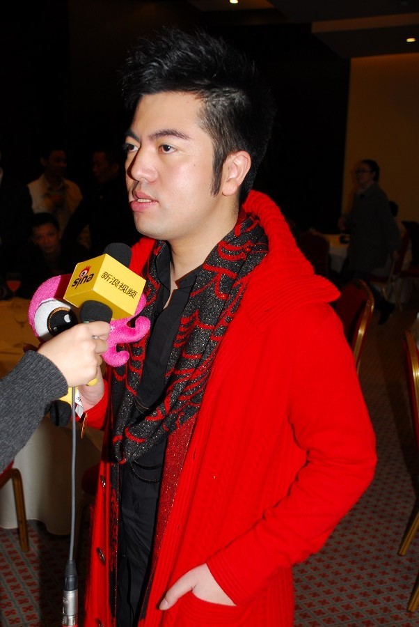 设计师祁刚接受新浪的采访