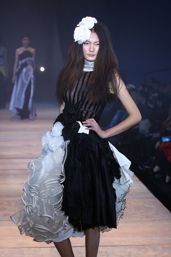 中国国际时装周 图片汇总 > 白纱环绕黑绸的缠绵黑纱网布,透视裹胸的