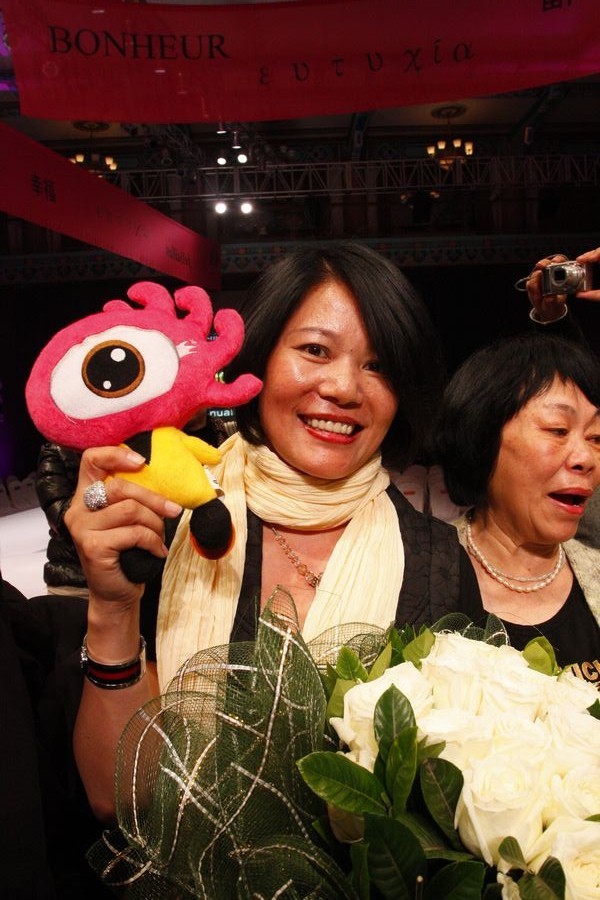 学历:毕业于台北陈美芳服装学院暨南大学文学院   曾任:芳莹品牌