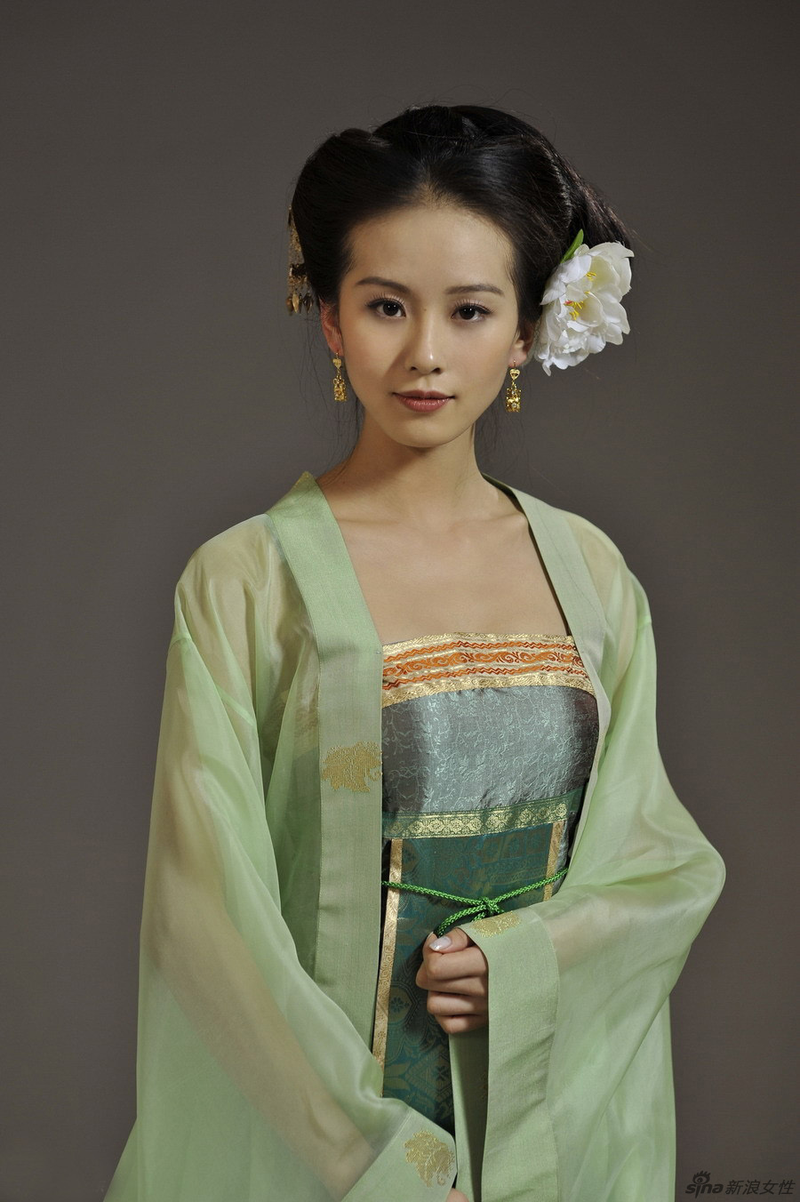 刘诗诗在《衣被天下》中饰演嘉仪公主,前期在宫廷中作为天之骄女备受