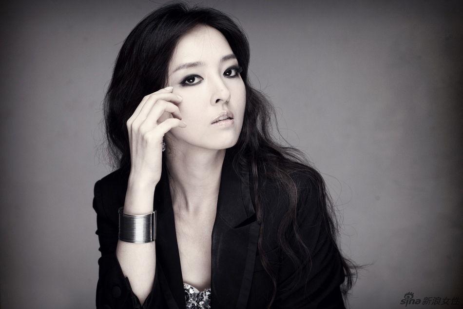 金孝妍最近刚与韩国kona扩纳国际文化传播公司签约(独家代理张佑赫