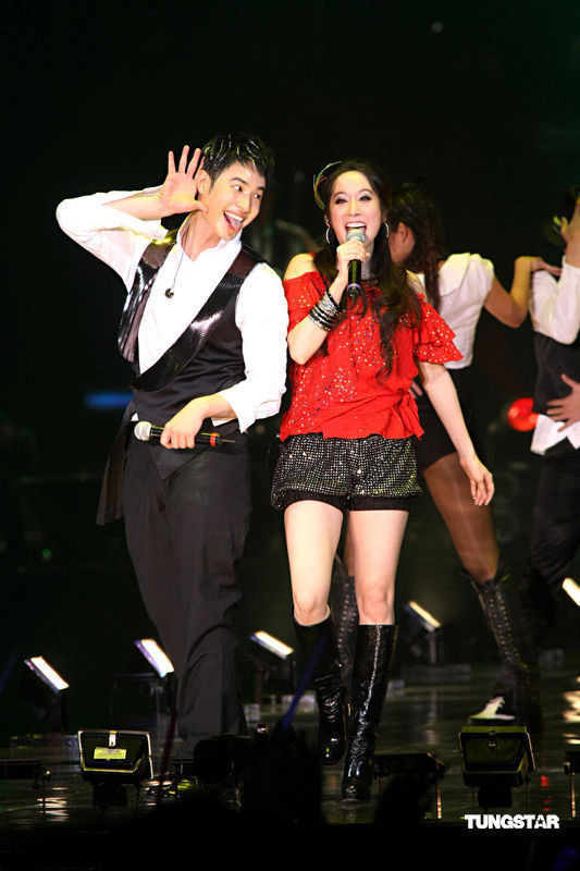 潘玮柏逗许慧欣开心