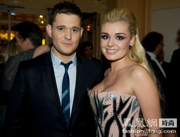 加拿大歌手麦克布雷左和威尔士女歌手凯瑟琳詹金斯