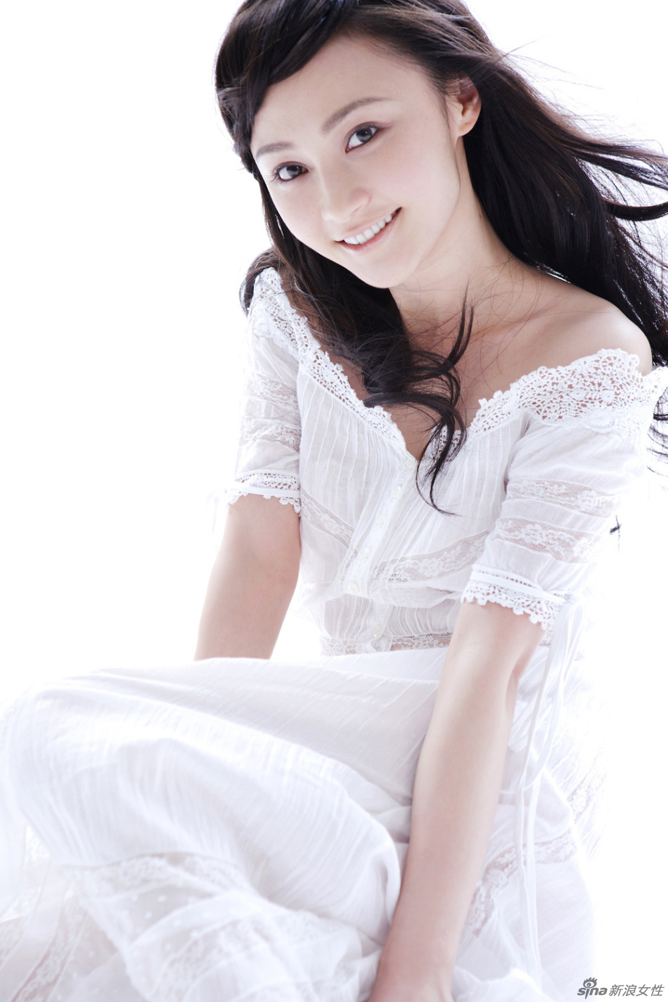 > 灵动新版《红楼梦》扮演王熙凤的当红花旦姚笛日前推出了一组写真