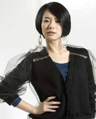 戚薇的短发造型利落