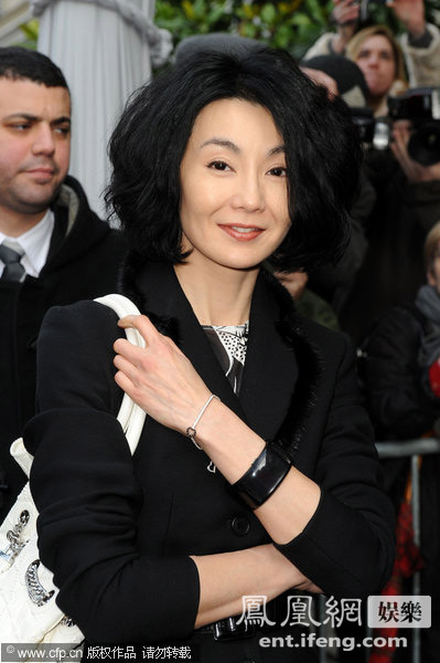 当地时间1月25日,张曼玉现身2010年巴黎春夏时装周,出现在某品牌的