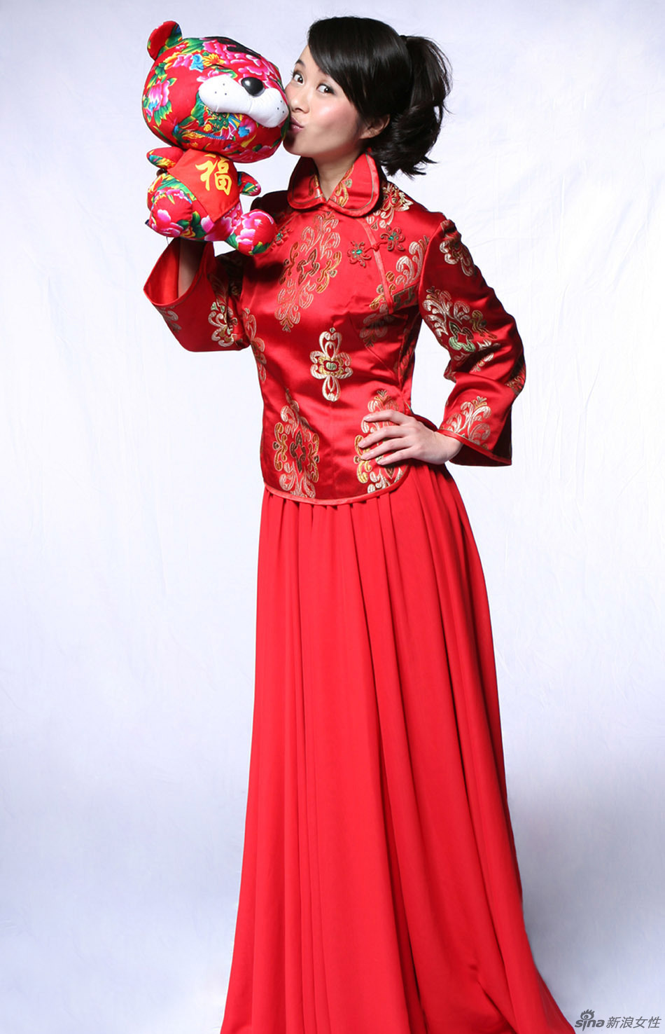 杨若兮开心亲吻布老虎