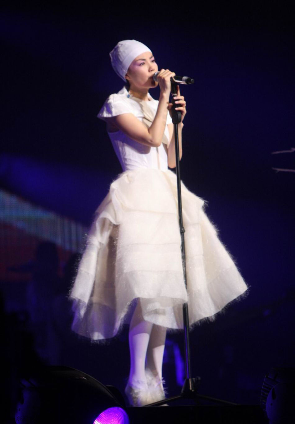 [造型]王菲演唱会造型独特 浴袍红衣齐上阵