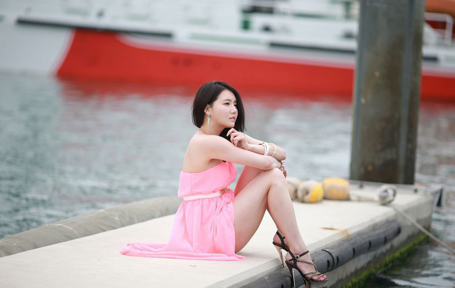 韩国人气车模韩佳恩游艇写真 粉裙俏丽