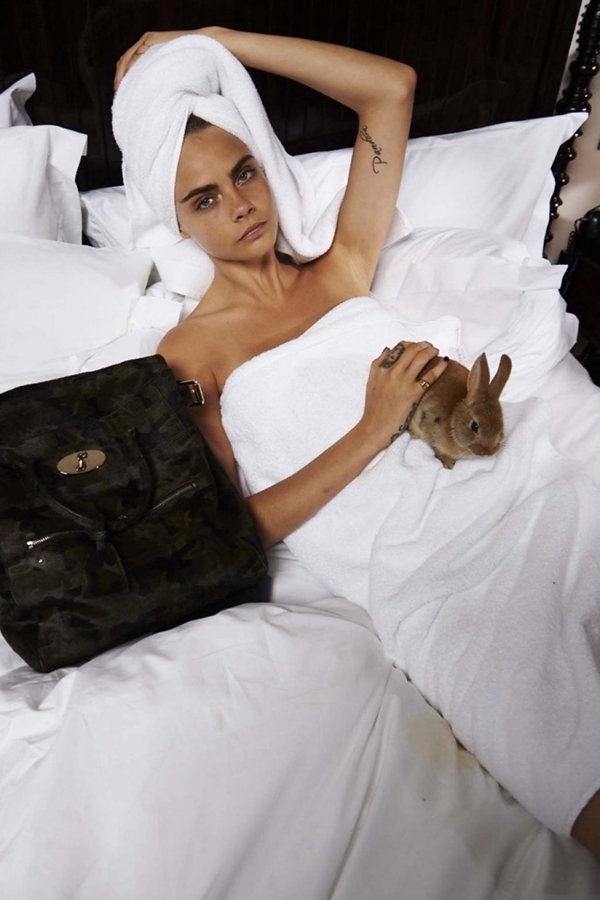 92年英国超模卡拉·迪瓦伊(cara delevingne)近日为《telegraph